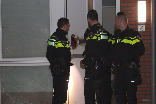 Voordeur van woning opgeblazen met zwaar vuurwerk aan de Noordstraat Waalwijk
