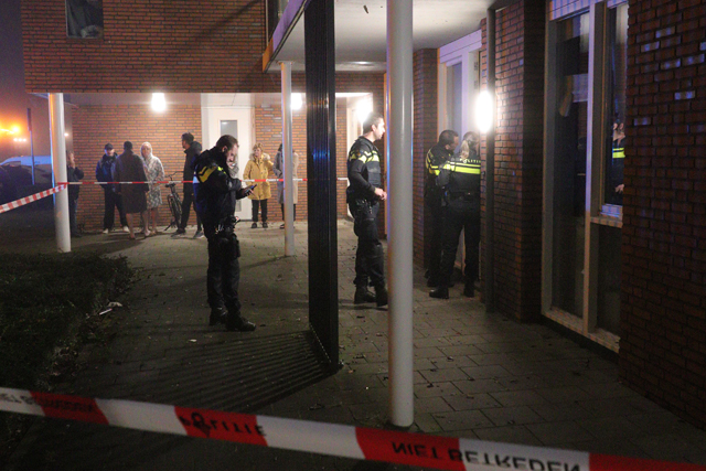 Voordeur van woning opgeblazen met zwaar vuurwerk aan de Noordstraat Waalwijk