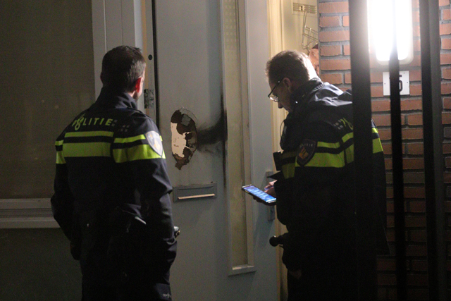Voordeur van woning opgeblazen met zwaar vuurwerk aan de Noordstraat Waalwijk