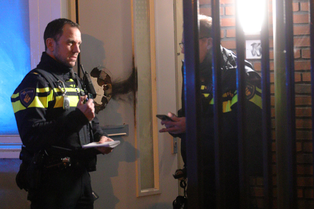 Voordeur van woning opgeblazen met zwaar vuurwerk aan de Noordstraat Waalwijk