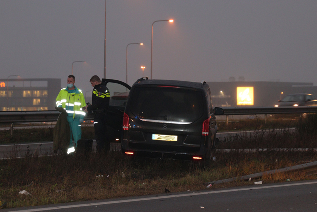 Bestuurder rijdt lantaarnpaal uit de grond op de Midden-Brabantweg Waalwijk