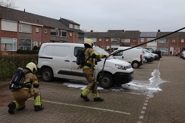 Omstander blust autobrand aan de Averuitstraat Waalwijk