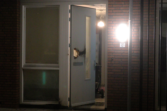 Voordeur van woning opgeblazen met zwaar vuurwerk aan de Noordstraat Waalwijk