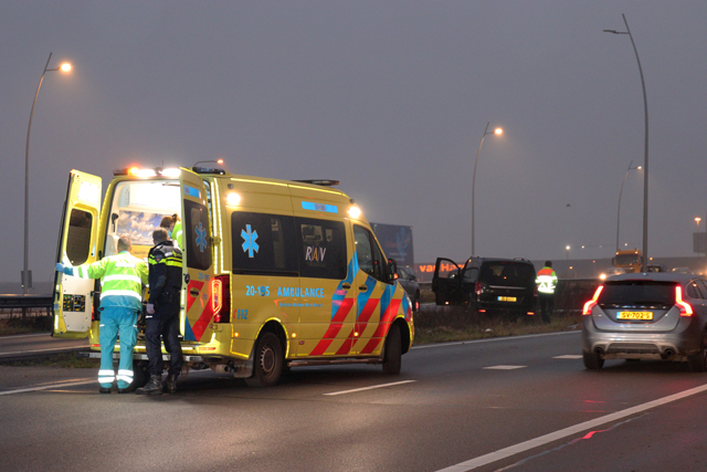Bestuurder rijdt lantaarnpaal uit de grond op de Midden-Brabantweg Waalwijk