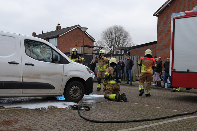Omstander blust autobrand aan de Averuitstraat Waalwijk
