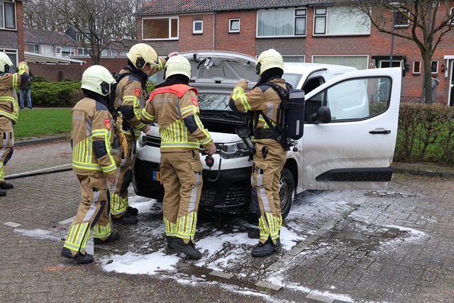 Omstander blust autobrand aan de Averuitstraat Waalwijk