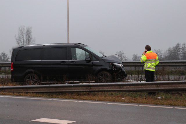 Bestuurder rijdt lantaarnpaal uit de grond op de Midden-Brabantweg Waalwijk