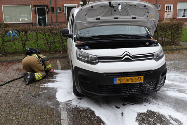 Omstander blust autobrand aan de Averuitstraat Waalwijk