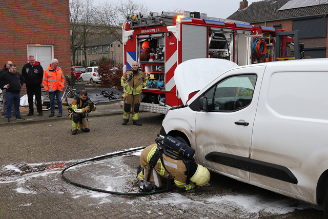 Omstander blust autobrand aan de Averuitstraat Waalwijk