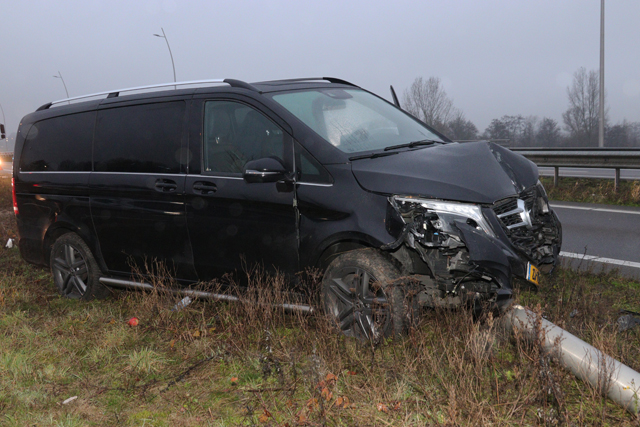 Bestuurder rijdt lantaarnpaal uit de grond op de Midden-Brabantweg Waalwijk