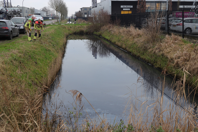 Onbekende substantie aangetroffen in sloot aan de Kleiweg Waalwijk