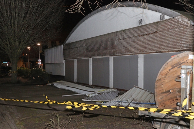 Beplating waait van muur bij Jumbo supermarkt aan de Grotestraat Waalwijk