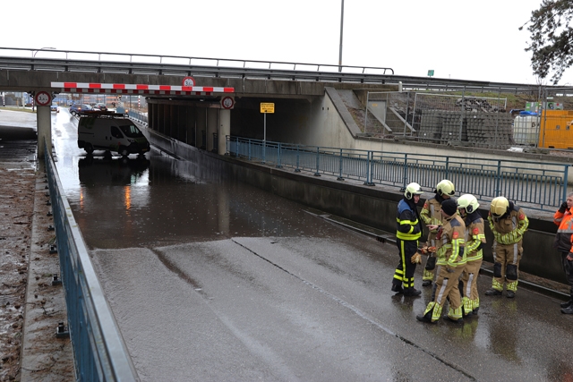 Berucht viaduct afgesloten door wateroverlast aan de Hertog Janstraat Waalwijk
