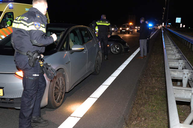 Automobilist botst met auto tegen vangrail op de A59 (Maasroute) Waalwijk