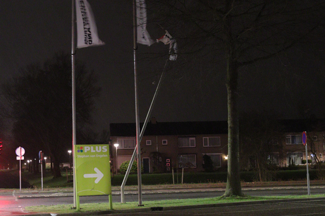 Vlaggenmast dreigt naar beneden te vallen aan de Reigerbosweg Waalwijk