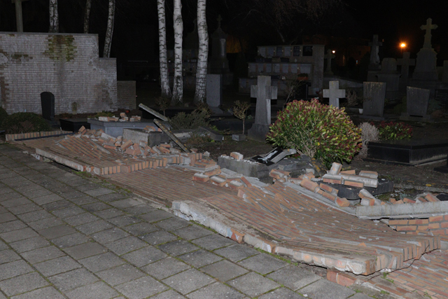 Zes graven beschadigd op begraafplaats door storm aan het Unnaplein Waalwijk
