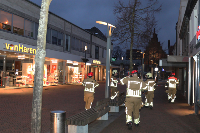 Gedeelte van dak winkel raakt los door wind aan de Stationsstraat Waalwijk