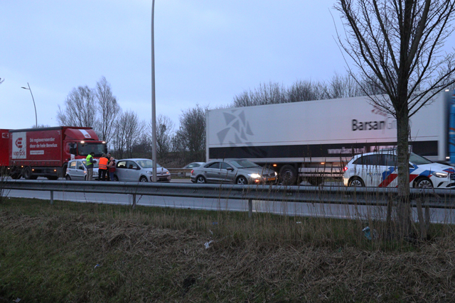 Drie auto’s botsen op elkaar op de Midden-Brabantweg Waalwijk