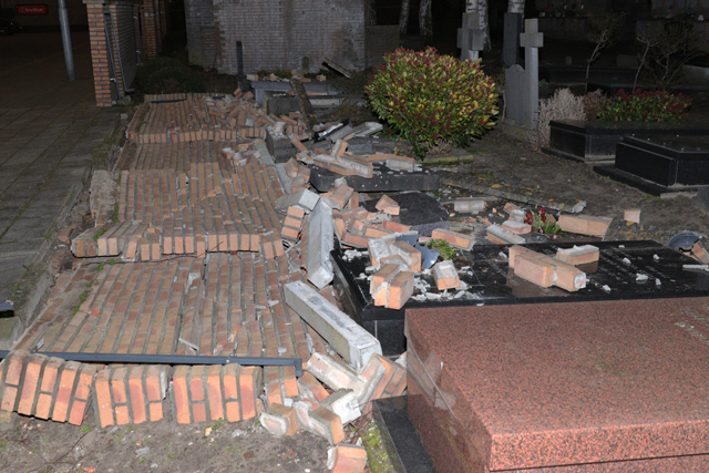 Zes graven beschadigd op begraafplaats door storm aan het Unnaplein Waalwijk