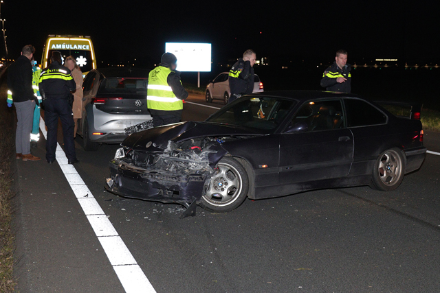 Automobilist botst met auto tegen vangrail op de A59 (Maasroute) Waalwijk
