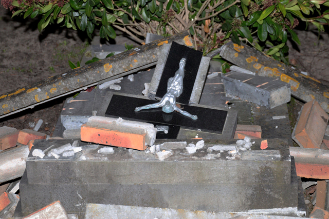 Zes graven beschadigd op begraafplaats door storm aan het Unnaplein Waalwijk