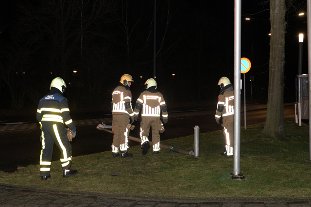 Vlaggenmast dreigt naar beneden te vallen aan de Reigerbosweg Waalwijk