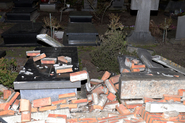 Zes graven beschadigd op begraafplaats door storm aan het Unnaplein Waalwijk