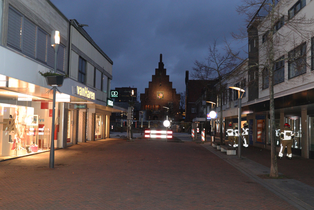Gedeelte van dak winkel raakt los door wind aan de Stationsstraat Waalwijk