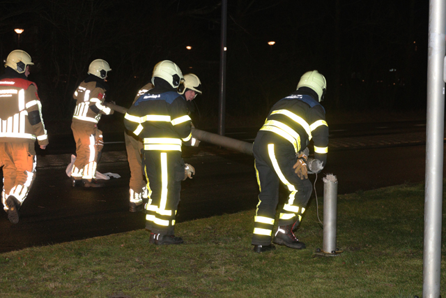 Vlaggenmast dreigt naar beneden te vallen aan de Reigerbosweg Waalwijk