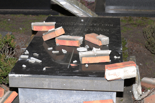 Zes graven beschadigd op begraafplaats door storm aan het Unnaplein Waalwijk