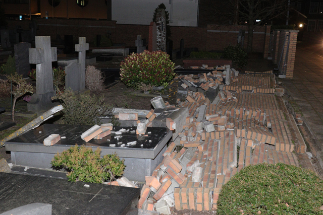 Zes graven beschadigd op begraafplaats door storm aan het Unnaplein Waalwijk