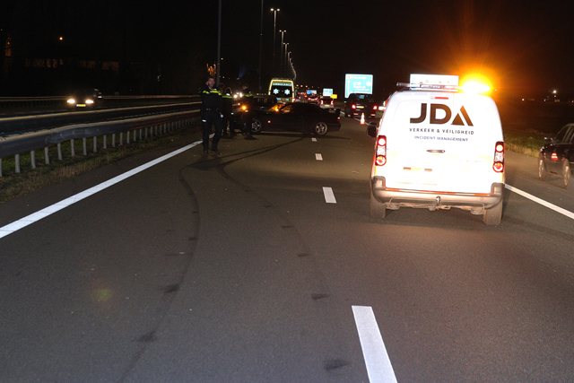 Automobilist botst met auto tegen vangrail op de A59 (Maasroute) Waalwijk