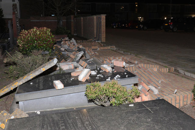 Zes graven beschadigd op begraafplaats door storm aan het Unnaplein Waalwijk