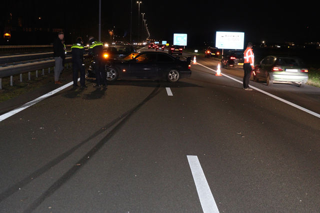 Automobilist botst met auto tegen vangrail op de A59 (Maasroute) Waalwijk