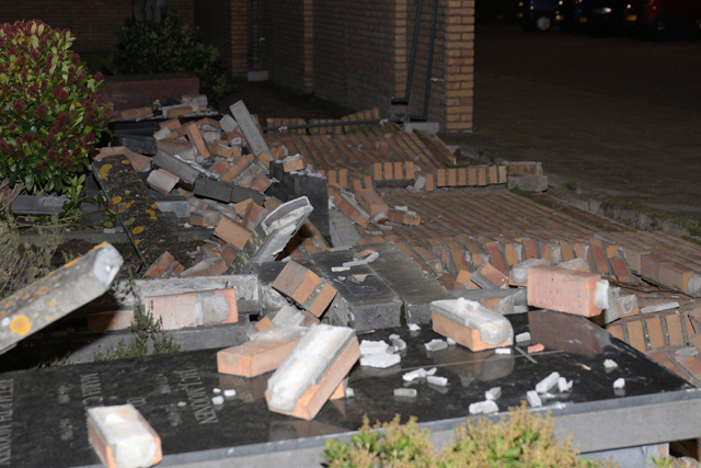 Zes graven beschadigd op begraafplaats door storm aan het Unnaplein Waalwijk