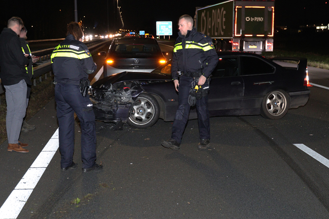 Automobilist botst met auto tegen vangrail op de A59 (Maasroute) Waalwijk