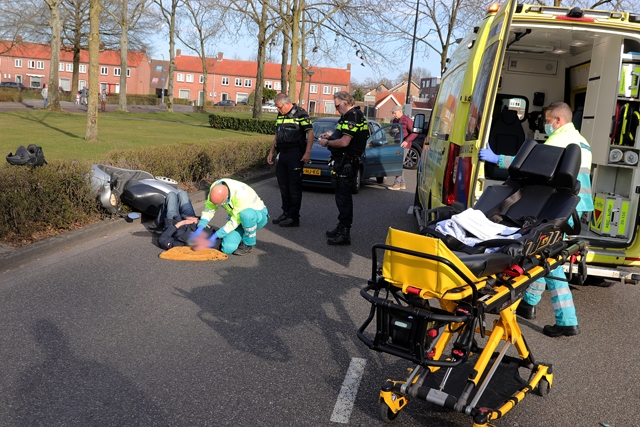 Scooterrijder vliegt uit de bocht aan de Van Merwedelaan Waalwijk