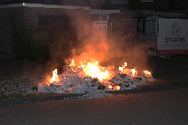 Berg papier in brand aan de Andoornstraat Waalwijk