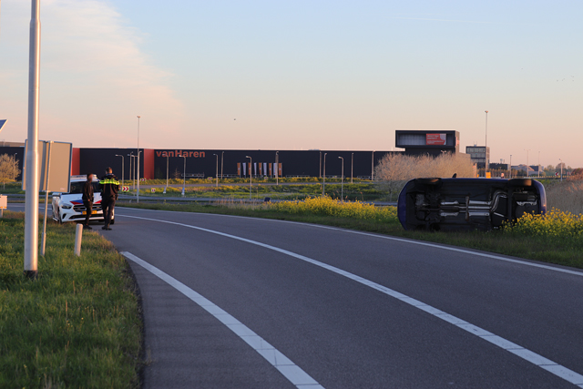 Auto op zijn kant op de A59 (Maasroute) Waalwijk