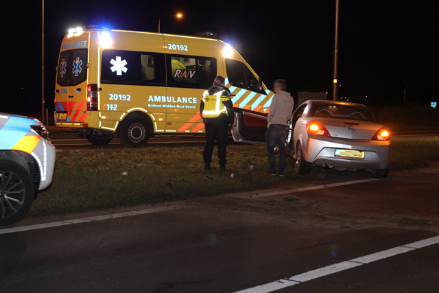 Bestuurster raakt macht over het stuur kwijt in bocht op de Midden-Brabantweg Waalwijk