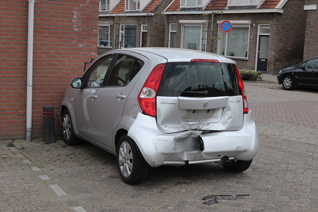 Bestuurder vliegt met auto uit de bocht en ramt geparkeerde auto aan het Vooreinde Waalwijk