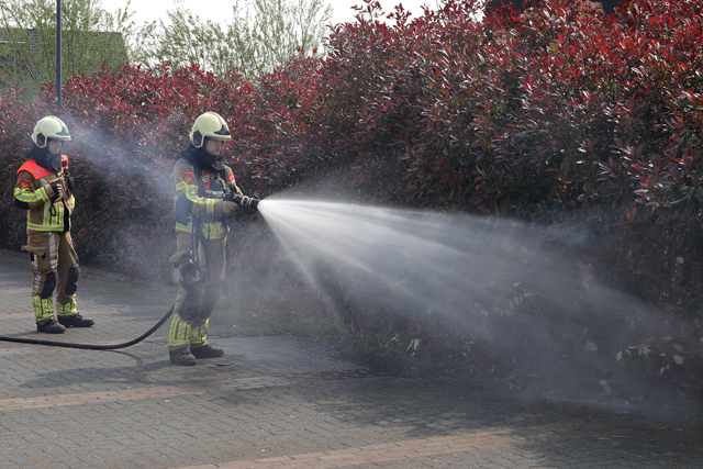 Bosjes in brand aan de Cornelis Verhoevenstraat Waalwijk