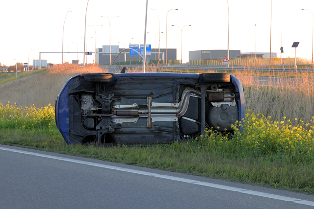 Auto op zijn kant op de A59 (Maasroute) Waalwijk