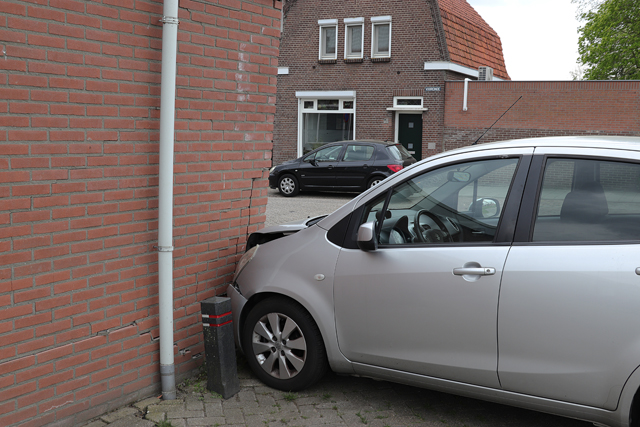 Bestuurder vliegt met auto uit de bocht en ramt geparkeerde auto aan het Vooreinde Waalwijk