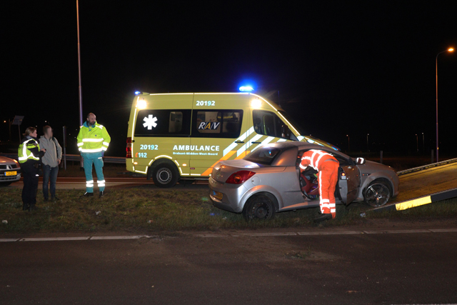 Bestuurster raakt macht over het stuur kwijt in bocht op de Midden-Brabantweg Waalwijk
