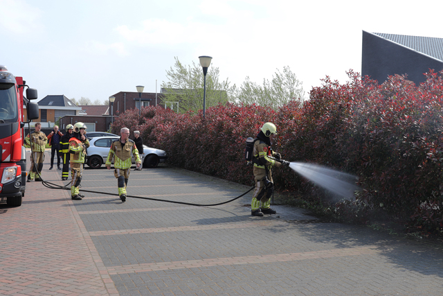 Bosjes in brand aan de Cornelis Verhoevenstraat Waalwijk
