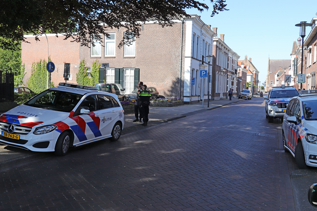 Politie zoekt met hond naar dader van beroving aan winkelcentrum De Els Waalwijk