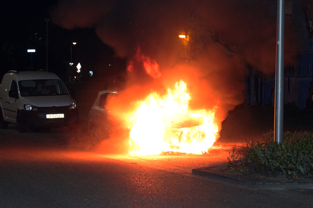 Auto gaat in vlammen op aan de Prof. Minckelersweg Waalwijk