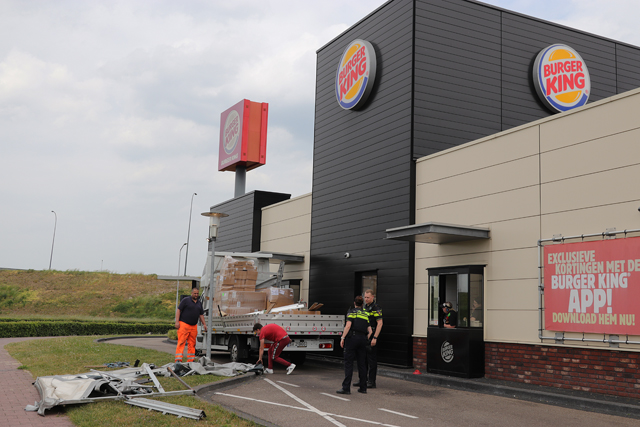 Vrachtwagenchauffeur rijdt zijn dak eraf bij drive-in van Burger King aan de Van Andelstraat Waalwijk