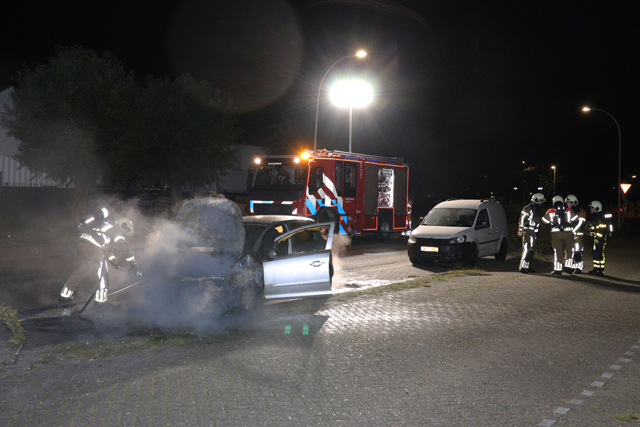 Auto gaat in vlammen op aan de Prof. Minckelersweg Waalwijk